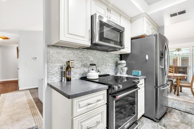 2827 Leslie Ln, West Sacramento, CA 95691