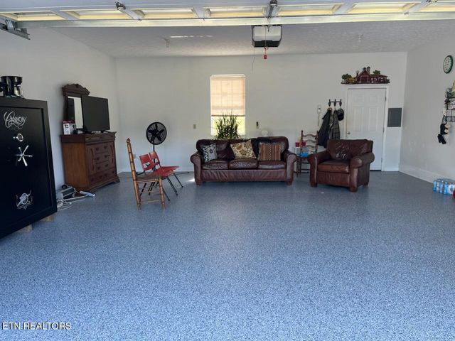 812 New Clear Branch Rd, Rocky Top, TN 37769