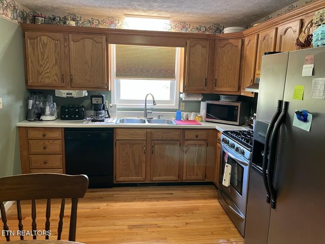 812 New Clear Branch Rd, Rocky Top, TN 37769