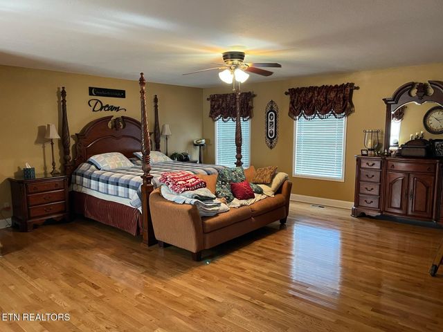 812 New Clear Branch Rd, Rocky Top, TN 37769