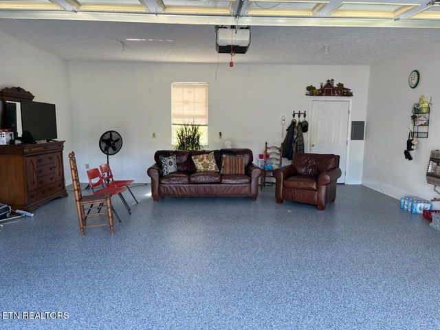 812 New Clear Branch Rd, Rocky Top, TN 37769