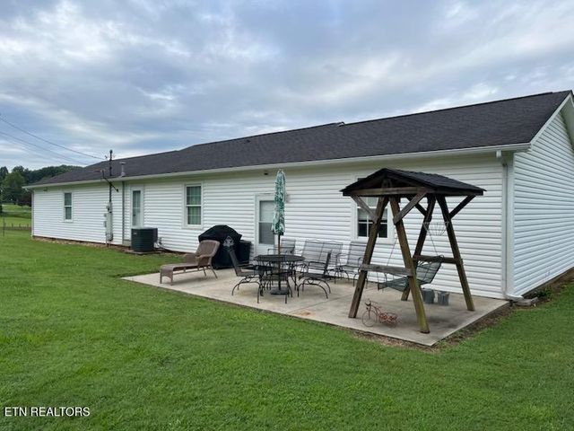 812 New Clear Branch Rd, Rocky Top, TN 37769