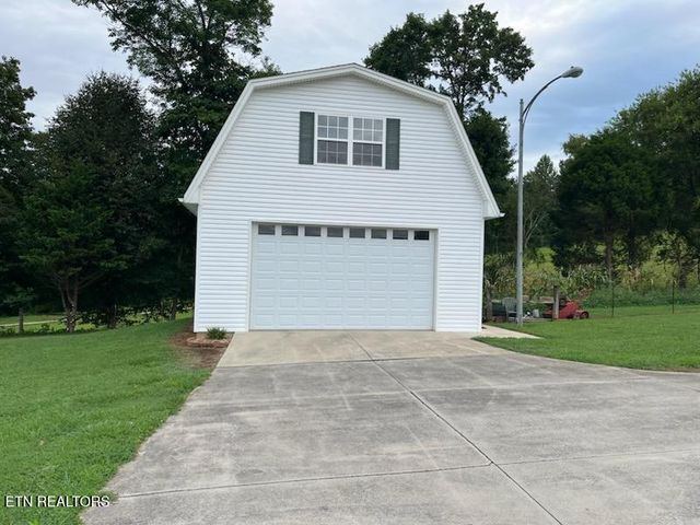 812 New Clear Branch Rd, Rocky Top, TN 37769