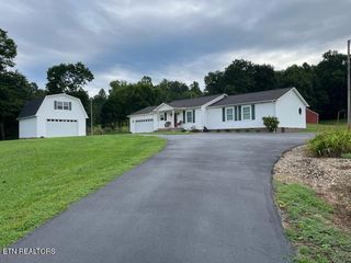 812 New Clear Branch Rd, Rocky Top, TN 37769