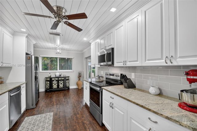 6989 Clover Ct, Lake Worth, FL 33467