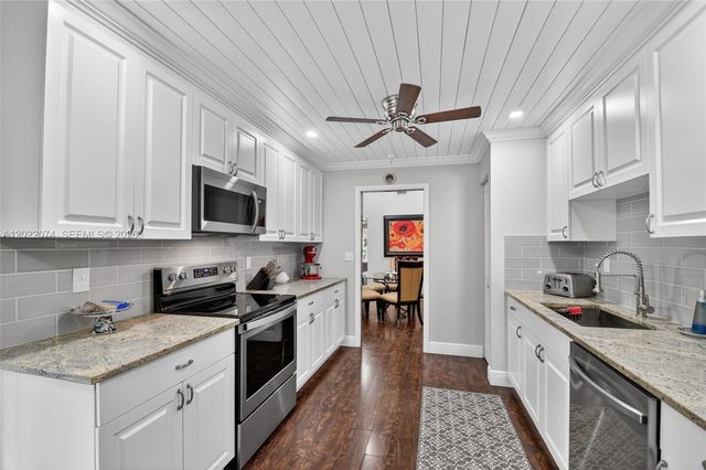 6989 Clover Ct, Lake Worth, FL 33467