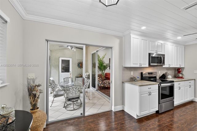 6989 Clover Ct, Lake Worth, FL 33467