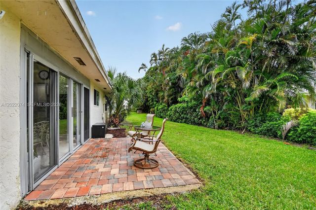 6989 Clover Ct, Lake Worth, FL 33467