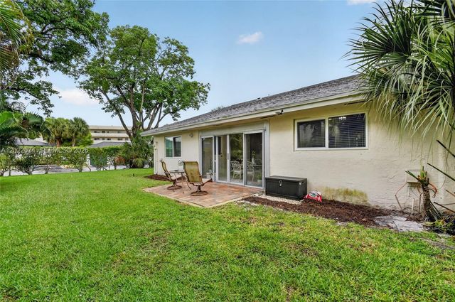 6989 Clover Ct, Lake Worth, FL 33467