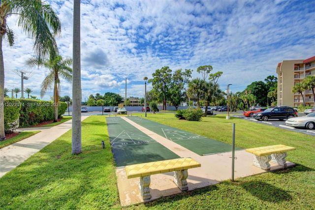 6989 Clover Ct, Lake Worth, FL 33467