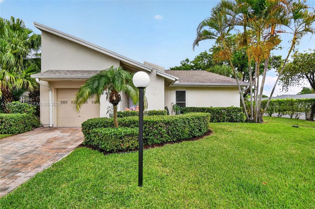 6989 Clover Ct, Lake Worth, FL 33467