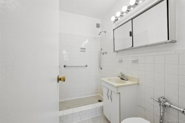 23-35 Bell Blvd. 4H, Bayside, NY 11360