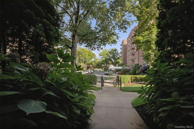 23-35 Bell Blvd. 4H, Bayside, NY 11360
