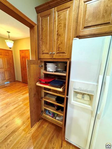 5230 SW Knudsen RD, Topeka, KS 66610