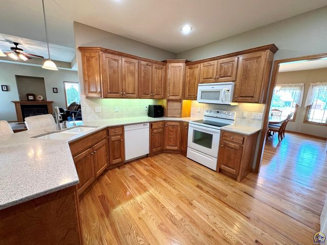 5230 SW Knudsen RD, Topeka, KS 66610