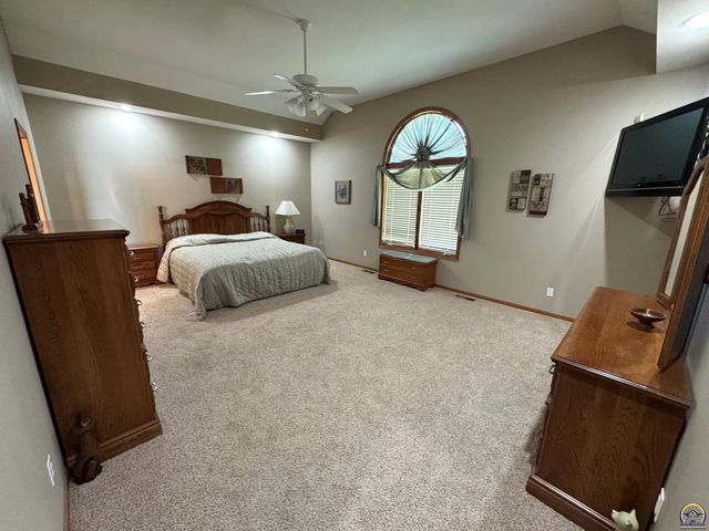 5230 SW Knudsen RD, Topeka, KS 66610