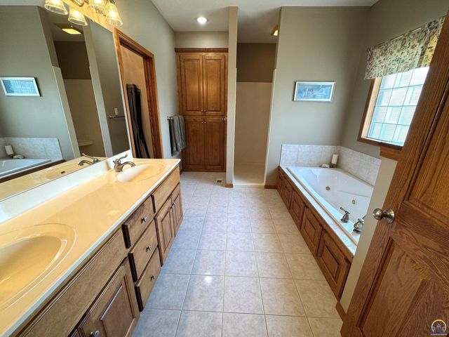 5230 SW Knudsen RD, Topeka, KS 66610
