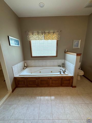 5230 SW Knudsen RD, Topeka, KS 66610