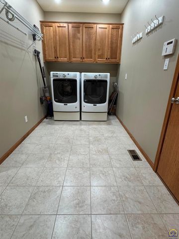 5230 SW Knudsen RD, Topeka, KS 66610