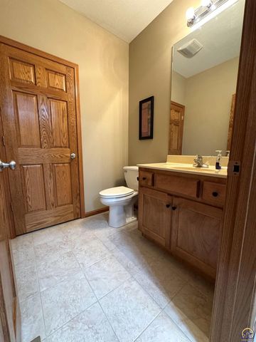 5230 SW Knudsen RD, Topeka, KS 66610