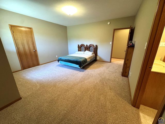 5230 SW Knudsen RD, Topeka, KS 66610