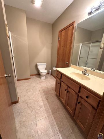 5230 SW Knudsen RD, Topeka, KS 66610
