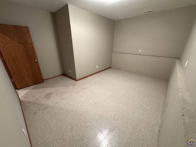 5230 SW Knudsen RD, Topeka, KS 66610