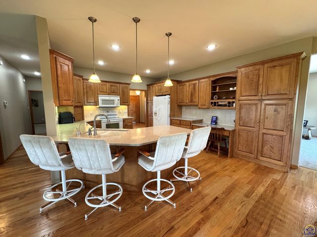 5230 SW Knudsen RD, Topeka, KS 66610
