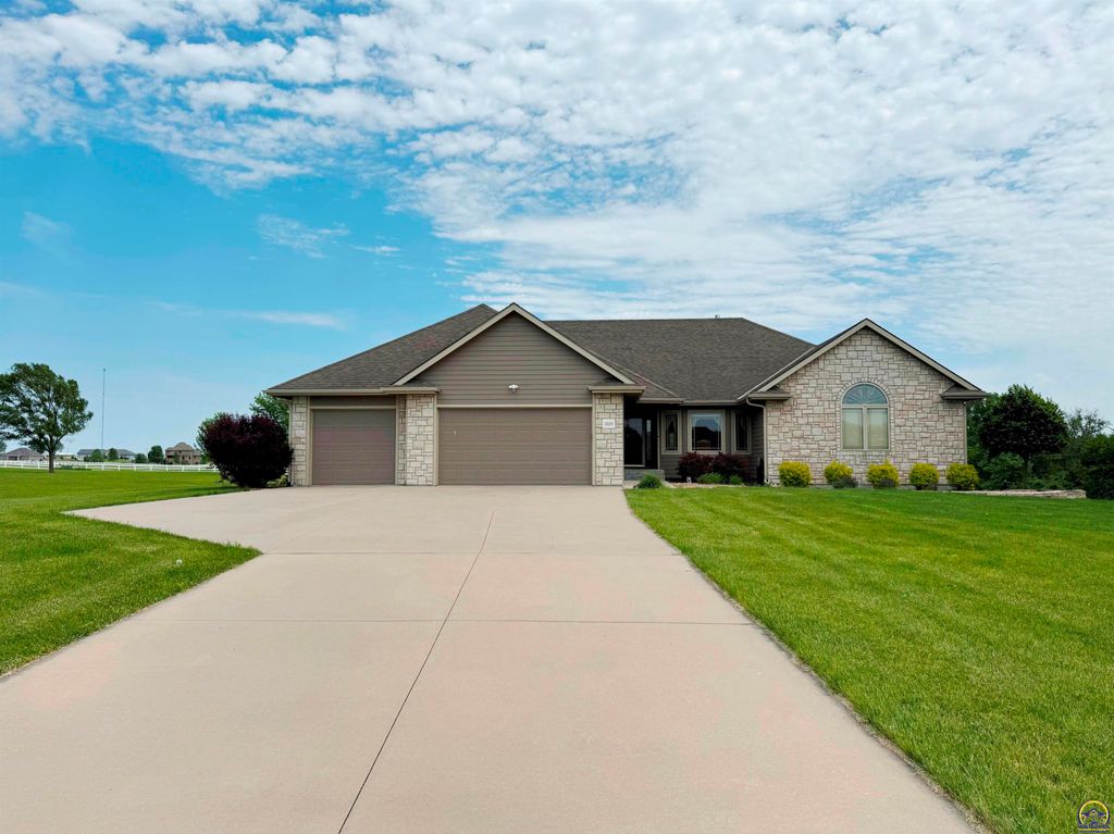 5230 SW Knudsen RD, Topeka, KS 66610