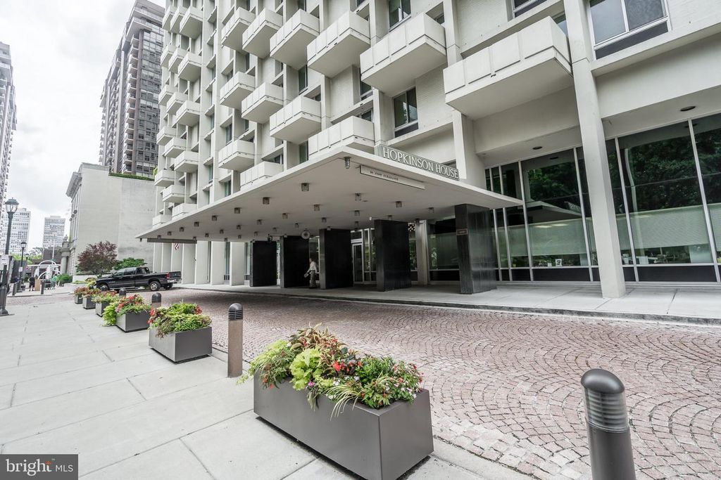 604 S WASHINGTON SQ #1004, Philadelphia, PA 19106 — exterior