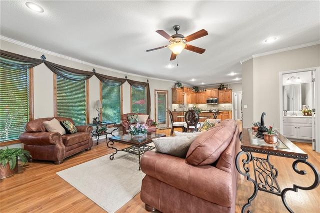 1629 SW Hedgewood Lane, Lee's Summit, MO 64081