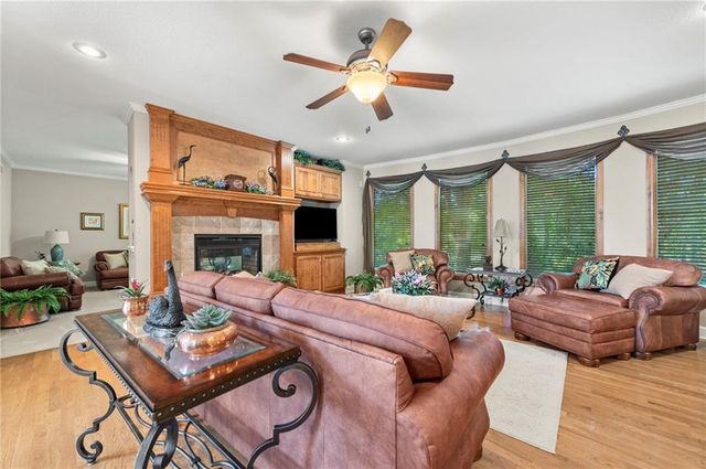 1629 SW Hedgewood Lane, Lee's Summit, MO 64081
