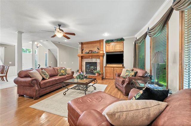 1629 SW Hedgewood Lane, Lee's Summit, MO 64081