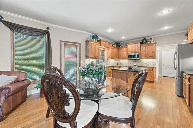 1629 SW Hedgewood Lane, Lee's Summit, MO 64081