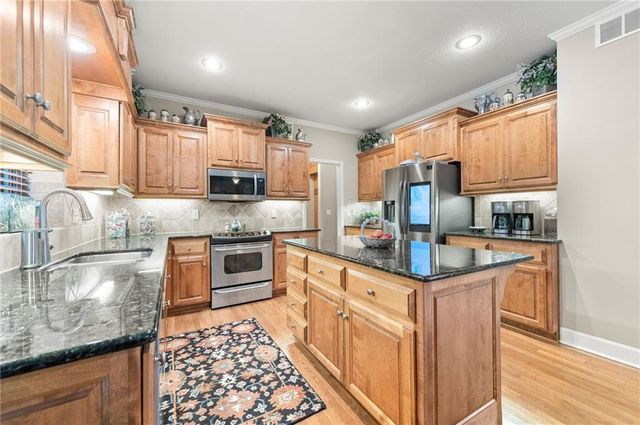 1629 SW Hedgewood Lane, Lee's Summit, MO 64081