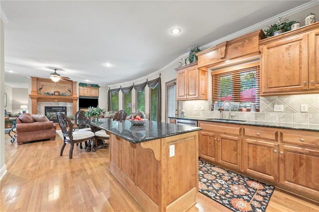 1629 SW Hedgewood Lane, Lee's Summit, MO 64081