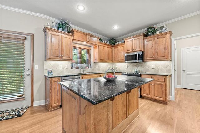 1629 SW Hedgewood Lane, Lee's Summit, MO 64081