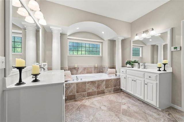 1629 SW Hedgewood Lane, Lee's Summit, MO 64081