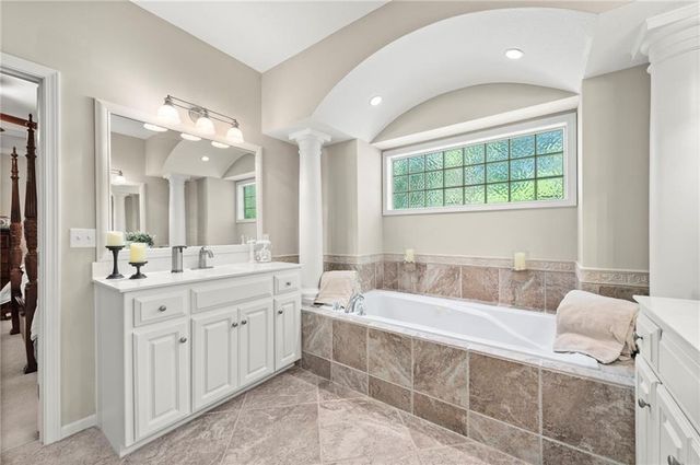 1629 SW Hedgewood Lane, Lee's Summit, MO 64081