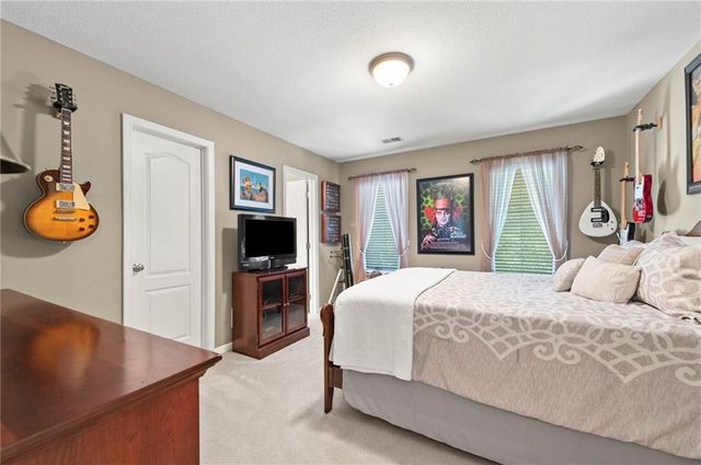 1629 SW Hedgewood Lane, Lee's Summit, MO 64081