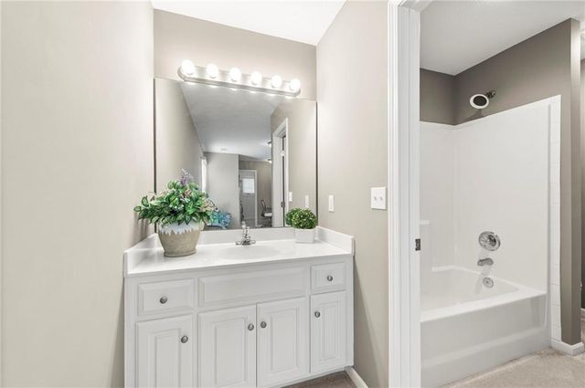 1629 SW Hedgewood Lane, Lee's Summit, MO 64081