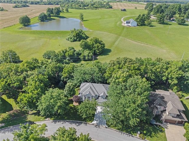 1629 SW Hedgewood Lane, Lee's Summit, MO 64081