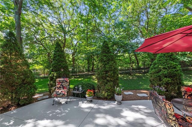 1629 SW Hedgewood Lane, Lee's Summit, MO 64081