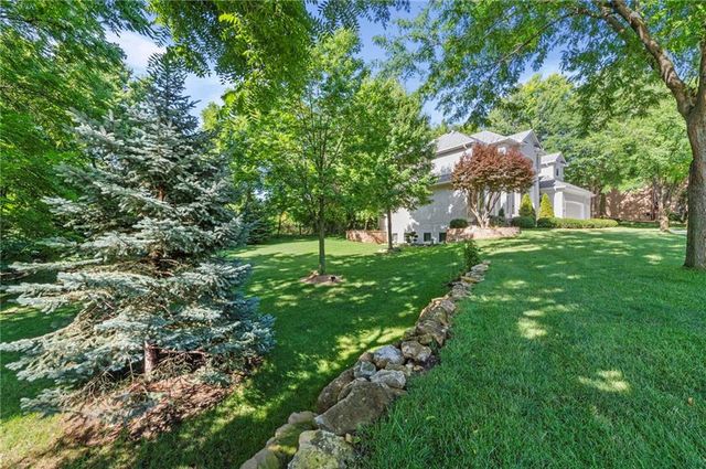 1629 SW Hedgewood Lane, Lee's Summit, MO 64081