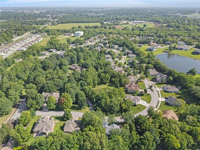 1629 SW Hedgewood Lane, Lee's Summit, MO 64081