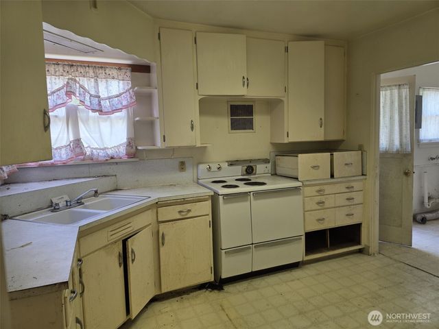 811 Lewis Avenue, Sumner, WA 98390