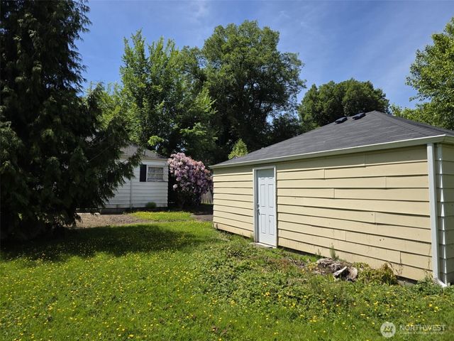 811 Lewis Avenue, Sumner, WA 98390