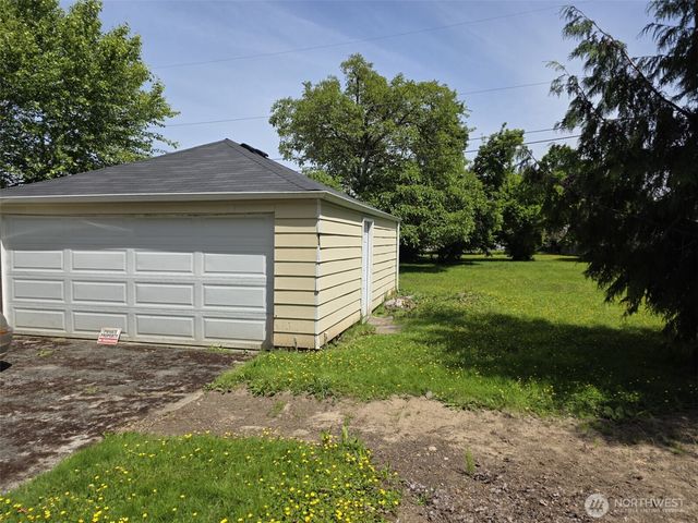 811 Lewis Avenue, Sumner, WA 98390