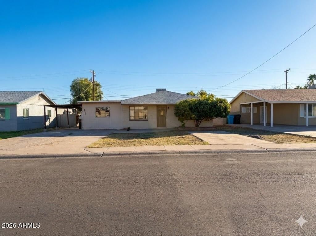 Image 1 of property listing at 2415 W MARYLAND Avenue, Phoenix, AZ 85015