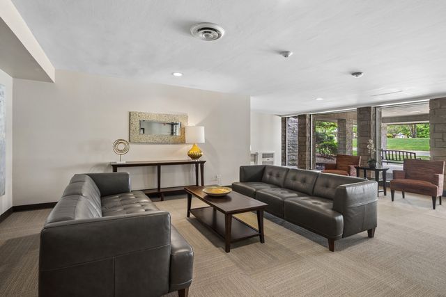 400 Ascot Drive 1E, Park Ridge, IL 60068